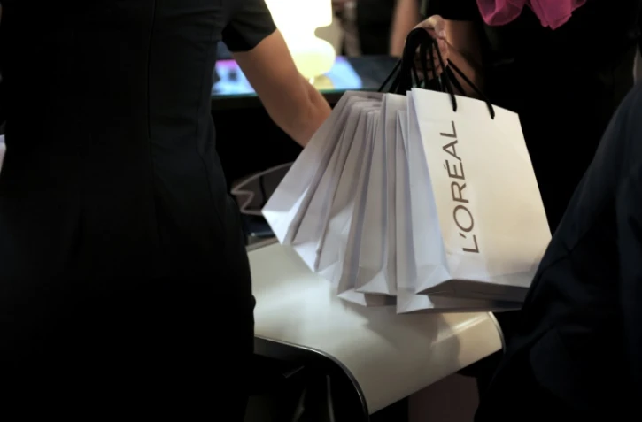 Le groupe L'Oréal a décidé de retirer certains mots, tels que "blanchissant", de la description de ses produits cosmétiques sur ses emballages, dans un contexte mondial de manifestations anti-racistes