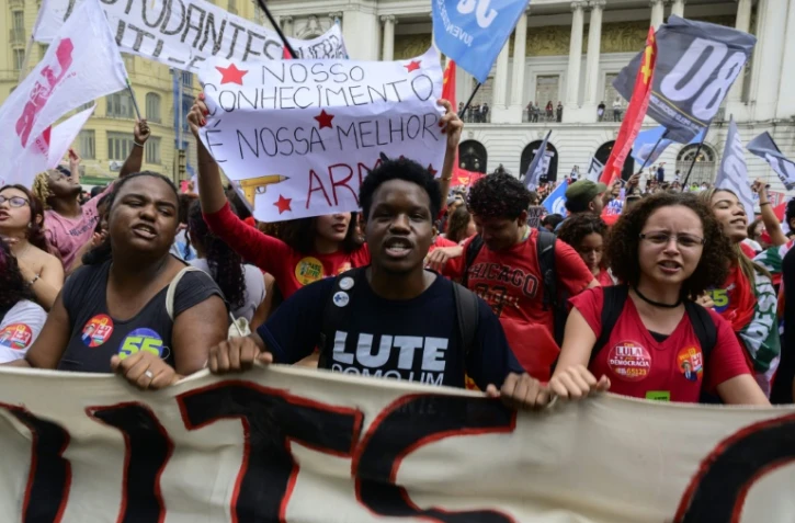 Des partisans du président de gauche Lula manifestent contre l'extrême droite à Rio de Janeiro, le 7 octobre 2026
