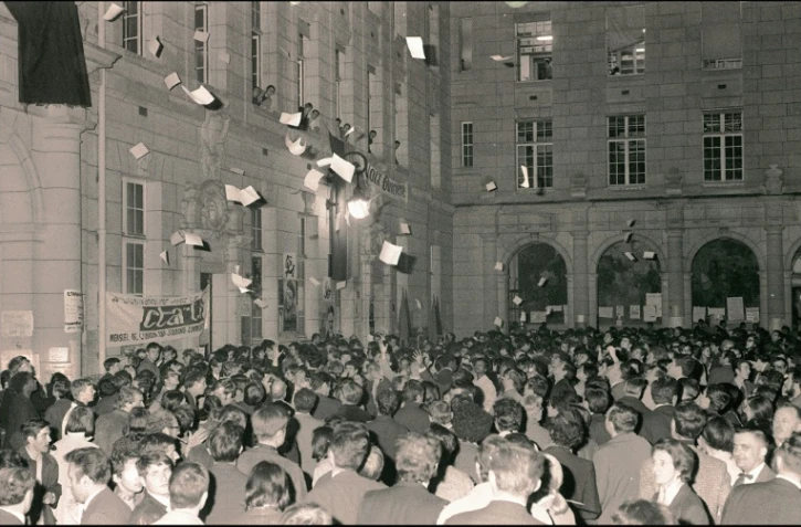 Des étudiants qui occupent la Sorbonne jettent des tracts par les fenêtres de la faculté, le 17 mai 1968, sur des Parisiens venus leur rendre visite