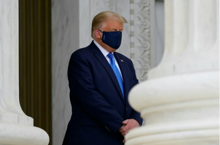 Le président américain Donald Trump se recueille devant le cercueil de la juge progressiste de la Cour suprême Ruth Bader Ginsburg à Washington le 24 septembre 2020