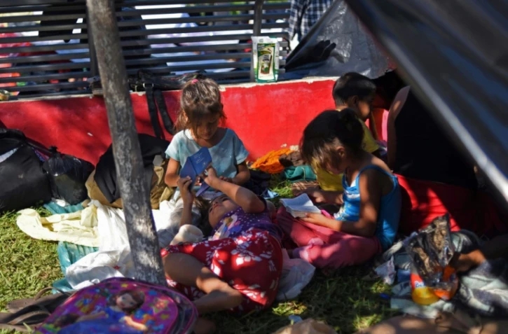 Des enfants honduriens de la caravane des migrants, lors d'une étape à Huixtla, dans l'Etat mexicain du Chiapas, le 23 octobre 2018