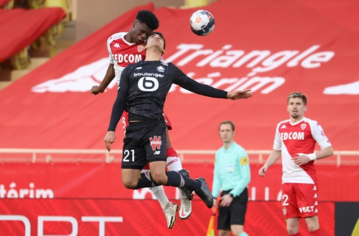 Le milieu de terrain de Monaco, Aurélien Tchouameni (g), à la lutte avec son homologue lillois Benjamin André, lors de leur match de L1, le 14 mars 2021 au stade Louis II