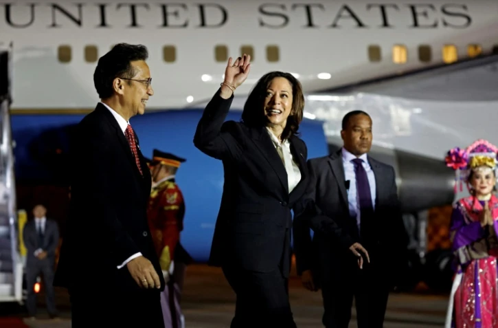 La vice-présidente américaine Kamala Harris (c) marche avec le ministre indonésien de la Santé Budi Gunadi Sadikin (g) à son arrivée à l'aéroport international Soekarno Hatta de Tangerang en Indonésie, le 5 septembre 2023