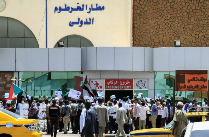Des employés de l'aéroport de Khartoum manifestent le 27 mai 2019 devant le bâtiment de l'aéroport pour réclamer à l'armée un transfert du pouvoir à un gouvernement civil