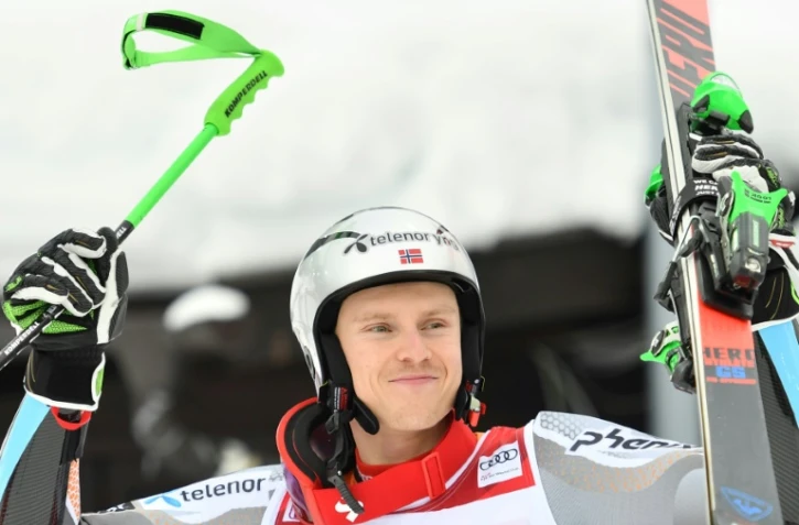 La joie dans l'aire d'arrivée du Norvégien Henrik Kristoffersen après sa victoire en géant à Alta Badia, le 22 décembre 2019