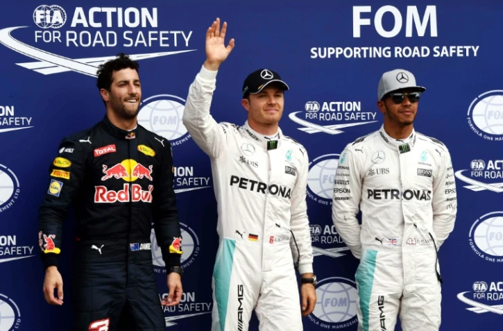 L'Allemand Nico Rosberg (Mercedes) salue les supporters après avoir obtenu la pole position du GP d'Allemagne de F1 sur le circuit d'Hockenheim, le 30 juillet 2016