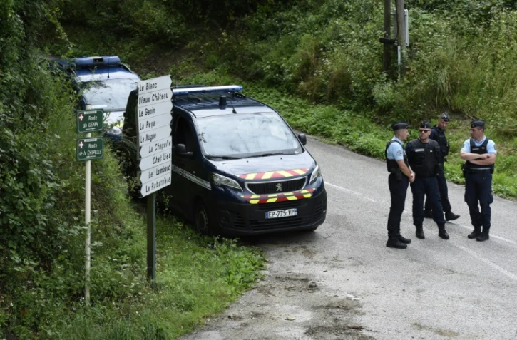 Les gendarmes bloquent mercredi 6 juin 2018 la route d'accès au domicile des parents de Nordhal Lelandais à Domessin, en Savoie