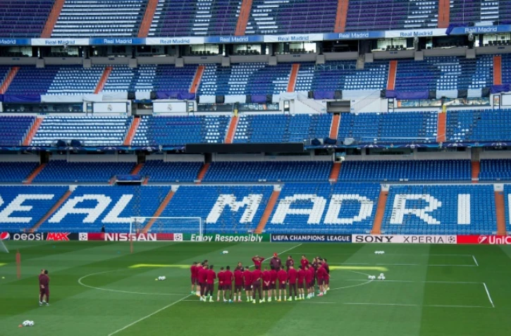 L'équipe de l'Atletico Madrid sur la pelouse du stade Santiago-Bernabeu à Madrid, à la veille du match contre le Real Madrid, le 1er mai 2017