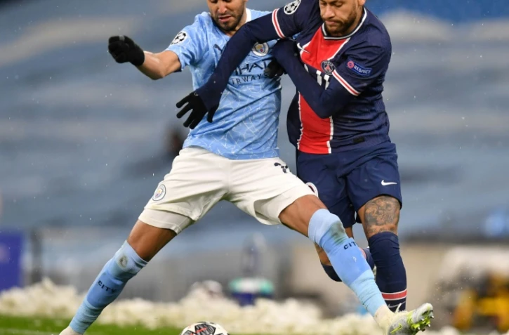 Le milieu de terrain algérien de Manchester City, Riyad Mahrez, aux prises avec l'attaquant brésilien du Paris Saint-Germain, Neymar, lors de la demi-finale retour de la Ligue des Champions, le 4 mai 2021 à l'Etihad Stadium 