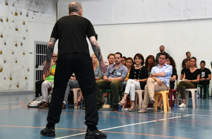 Un détenu joue la pièce Hamlet de Shakespeare, sous la direction d'Olivier py, le 8 juillet 2016 à la prison du Pontet