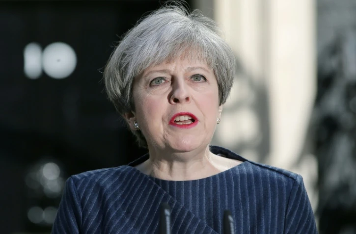 Theresa May s'exprime devant le 10 Downing Street à Londres, le 18 avril 2017