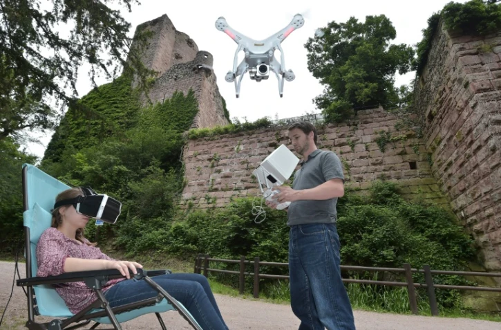 Une femme porte un casque vidéo sur les yeux et visite le château de Kintzheim grâce à la diffusion d'images haute définition tournées par un drone, le 21 juin 2016