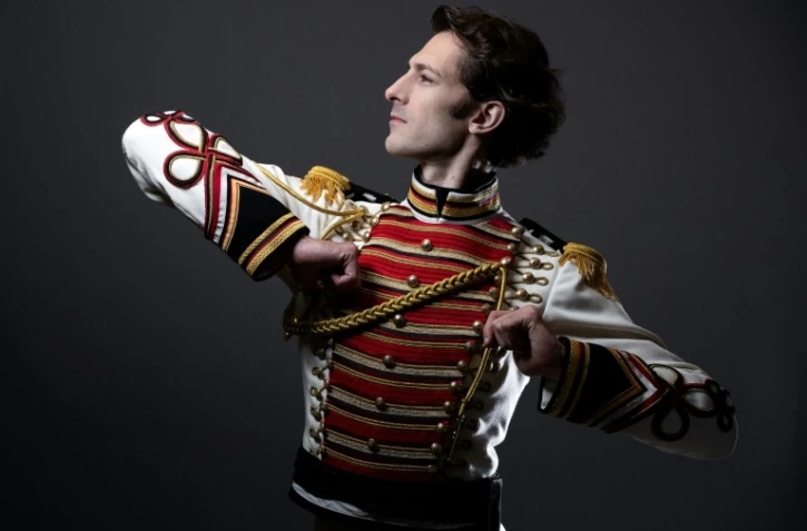 Mathieu Ganio, danseur étoile à l'Opéra de Paris, pose dans son costume pour le ballet "Le Rouge et le Noir" le 1er octobre 2021.