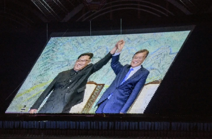 Une image des leaders nord et sud-coréens Kim Jong Un  et Moon-Jae-in est projetée dans un stade de Pyongyang, le 9 septembre 2018.
