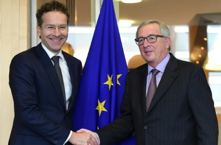 Le président de la Commission européenne Jean-Claude Juncker (D) acceuille le président de l'Eurogroupe Jeroen Dijsselbloem (G) à Bruxelles, le 9 novembre 2015
