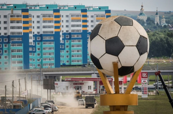 Ballon de foot géant érigé à Saransk en Russie, le 25 août 2017