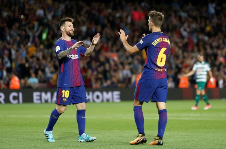 Lionel Messi félicité par Denis Suarez après l'un de ses 4 buts contre Eibar, le 19 septembre 2017 au Camp Nou