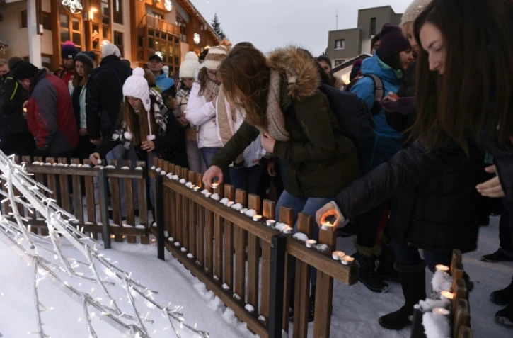 Des bougies en hommage aux victimes de l'avalanche, allumées le 14 janvier 2016 aux Deux Alpes