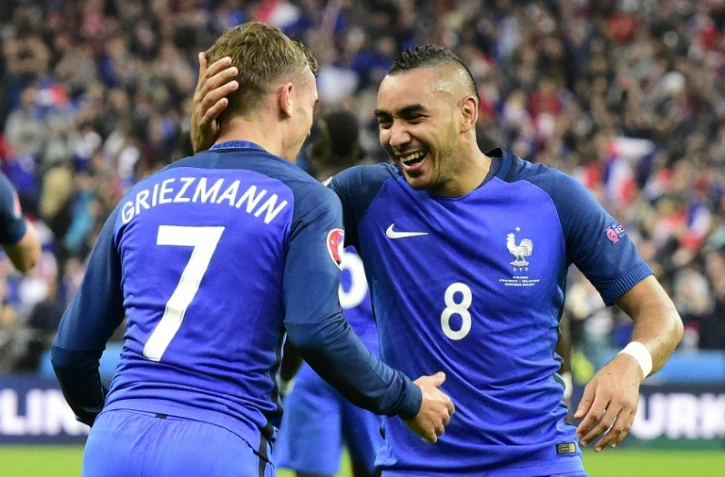 Antoine Griezmann et Dimitri Payet lors du match contre l'Islande le 3 juillet 2016 au stade de France à Saint-Denis 