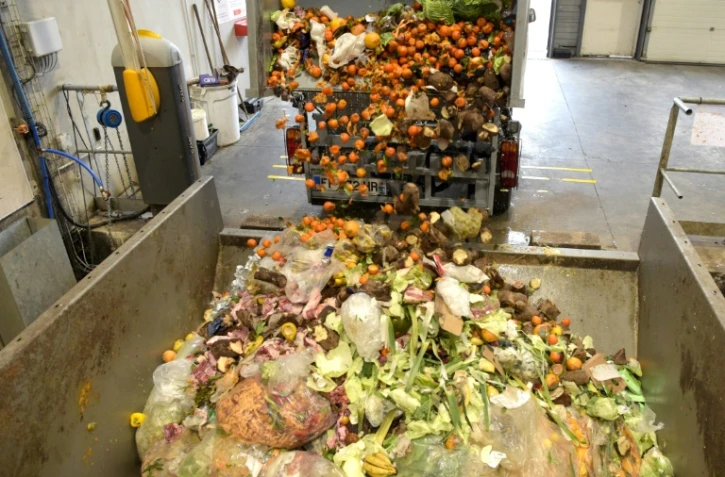 Un camion décharge des déchets alimentaires à Stains, le 19 novembre 2021