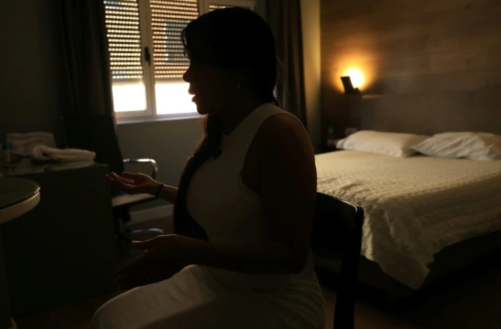 Maria (prénom d'emprunt), victime de trafic sexuel en provenance d'Amérique latine, s'exprime lors d'une interview avec l'AFP à Tirana le 1er août 2025 en Albanie