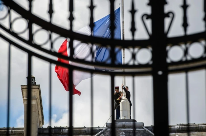 Mise en berne du drapeau national français sur l'Elysée, le 15 juillet 2016