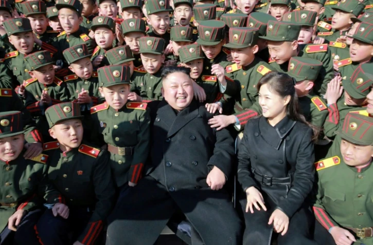 Photo fournie par l'agence officielle nord-coréenne KCNA le 2 mars 2017 montrant le leader nord coréen Kim Jong-Un et son épouse Ri Sol-Ju qui visite l'école révolutionnaire de Mangyongdae à Pyongyang