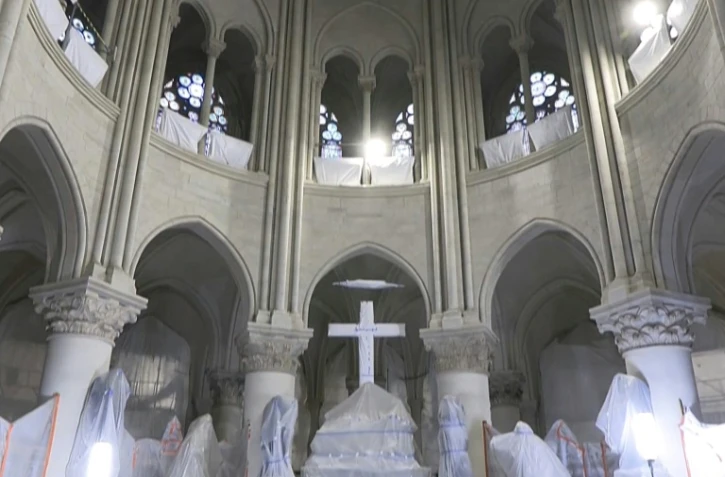 Image tirée d'une vidéo de l'AFP, le 11 avril 2024, montrant les éléments du choeur protégés pendant les travaux de restauration de la cathédrale Notre-Dame de Paris, cinq ans après l'incendie qui l'a dévastée