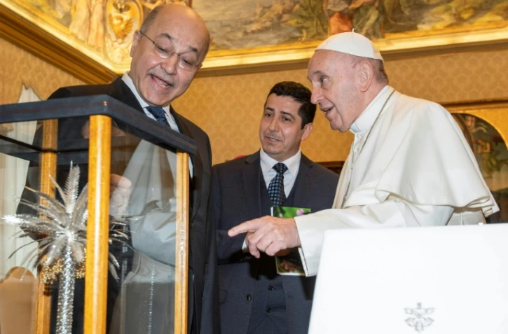 Le pape François et le président irakien Barham Saleh échangent des présents, le 24 novembre 2018 au Vatican