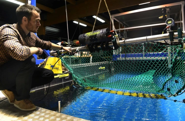 Julien Simon, du Laboratoire de technologie et biologie halieutique de l'Ifremer, teste un filet de pêche intelligent doté de caméras et de capteurs, le 5 octobre 2021 à Lorient, dans le Morbihan