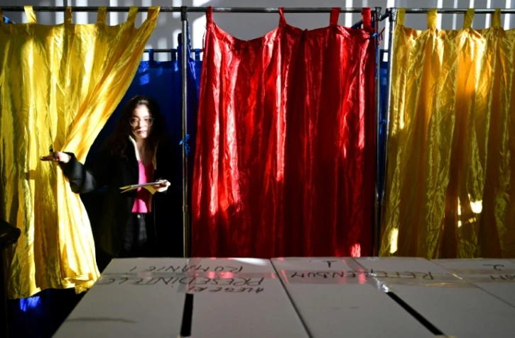 Une électrice dans un bureau de vote pour l'élection présidentielle à Bucarest, le 24 novembre 2024 en Roumanie