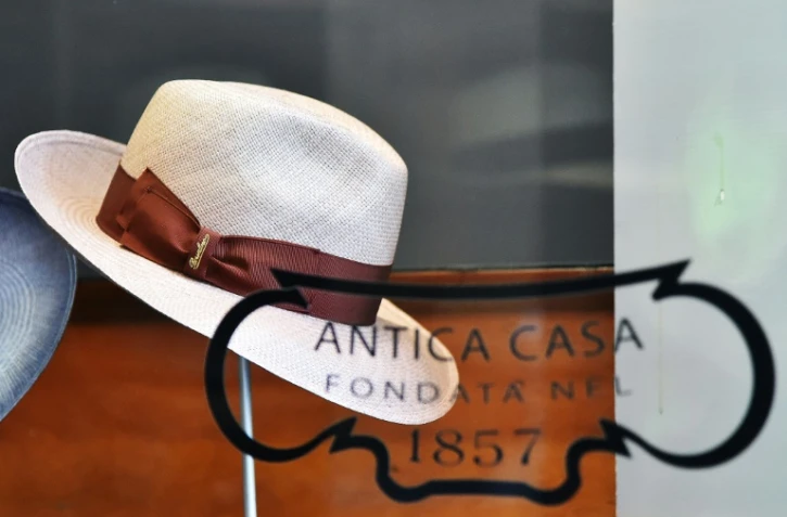 Dans la vitrine d'un magasin "Borsalino", le 17 mars 2016 Ă Florence en Italie