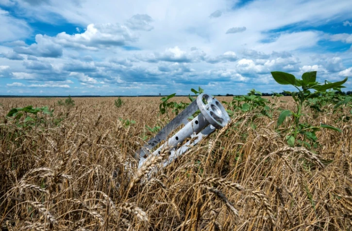 Un fragment d'un lance-roquettes multiple incrusté dans un champ de blé dans la région ukrainienne de Kharkiv le 19 juillet 2022