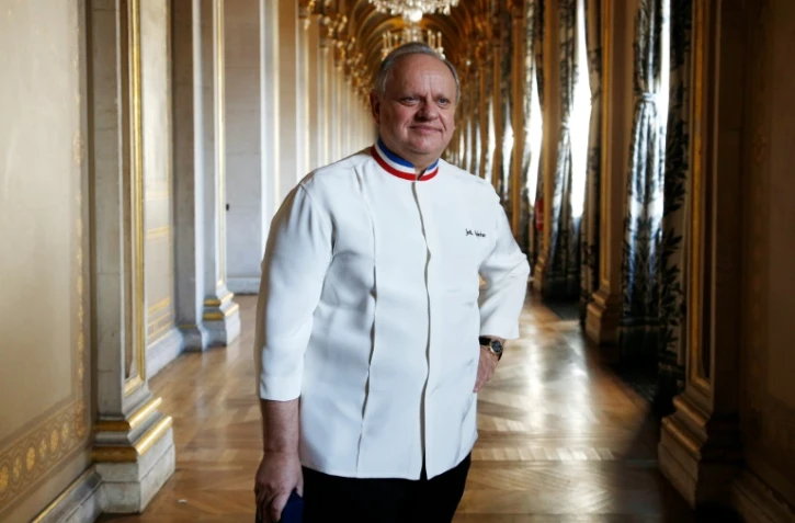 Le chef français Joël Robuchon lors d'une cérémonie à la mairie de Paris, le 14 janvier 2016