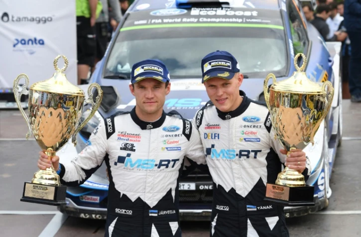 L'Estonien Ott Tänak (d) et son copilote et compatriote Martin Jarveoja posent après leur victoire au rallye d'Allemagne, le 20 août 2017 à Neunkirchen