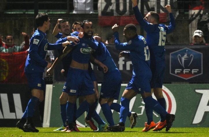 Soubervie (c) est congratulé par ses coéquipiers après son but permettant Chambly d'aller en prolongation face à Monaco en Coupe de France, le 1er février à Beauvais