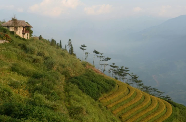 Vue sur le mont Fansipan, le point culminant des "Alpes du Tonkin" dans le nord du Vietnam, le 30 septembre 2016