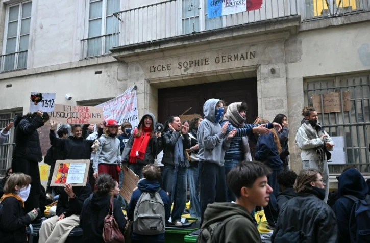 L'entrée du lycée Sophie-Germain à Paris, bloquée le 9 octobre 2026