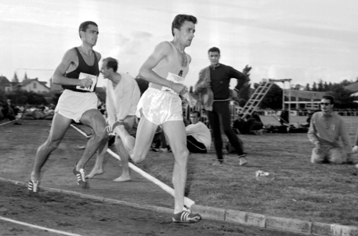 Lors de cette course à Melun le 24 juin 1965, Michel Jazy battit deux records du monde, celui des deux miles (8'22"6/10) et au passage celui du 3000 (7'49"). Il mène ici devant l'Australien Ron Clarke.