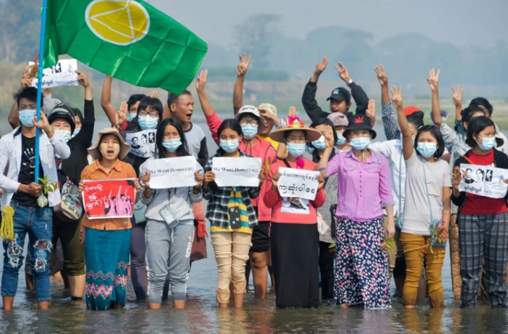 Manifestation pro-démocratie au bord de la rivière Sittaung à Naypyidaw, la capitale de la Birmanie, le 9 mars 2021