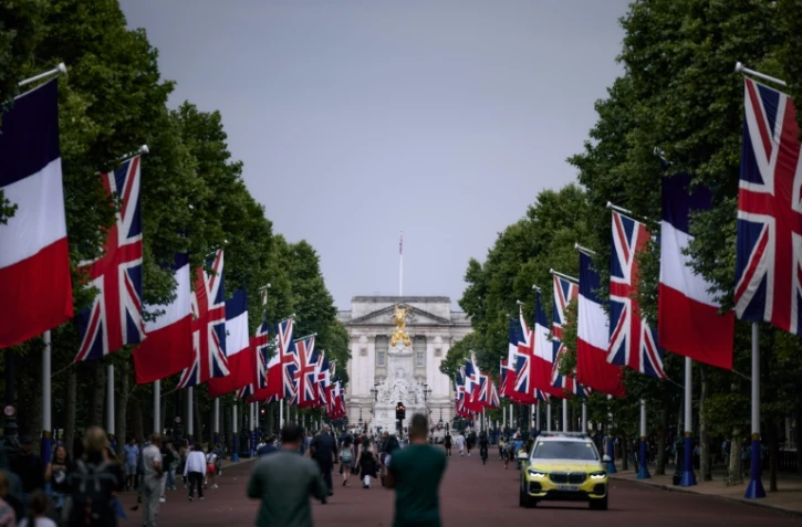 Des drapeaux britanniques et français le long du Mall menant au palais de Buckingham à Londres, le 6 juillet 2025, avant une visite d'Etat du président français Emmanuel Macron