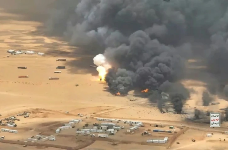 Image diffusée le 7 septembre 2026 par les Houthis montrant une frappe de missile balistique contre des camions transportant du matériel militaire depuis l'Arabie saoudite vers le camp militaire d'Al-Wadiah, dans la province de Hadramaout, au Yémen
