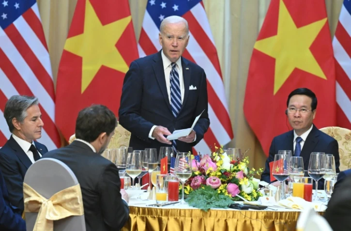Le président américain Joe Biden (C) et son homologue vietnamien Vo Van Thuong (D) au palais présidentiel à Hanoï, le 11 septembre 2023