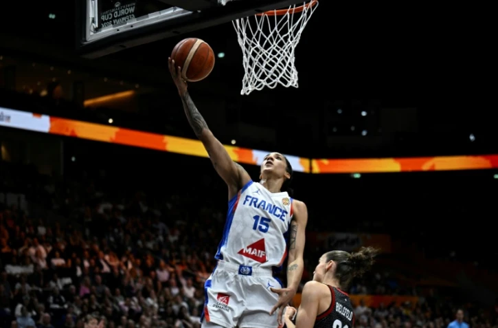 La capitaine française Gabby Williams (à gauche) en demi-finale de la coupe du monde de basket face à l'Allemagne, le 12 septembre 2026 à Berlin