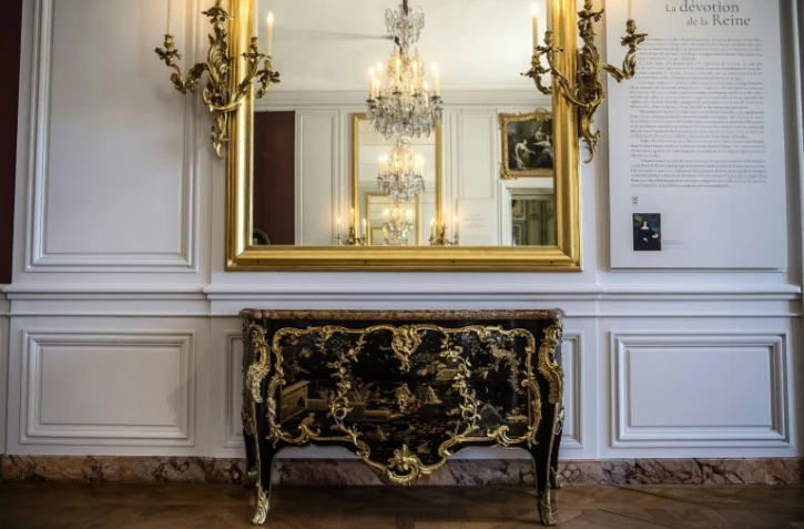 Une commode en laque noire du Japon, oeuvre de l'ébéniste Bernard II Van Riesen Burgh, dans la chambre de la Dauphine, le 5 juillet 2019 au Château de Versailles