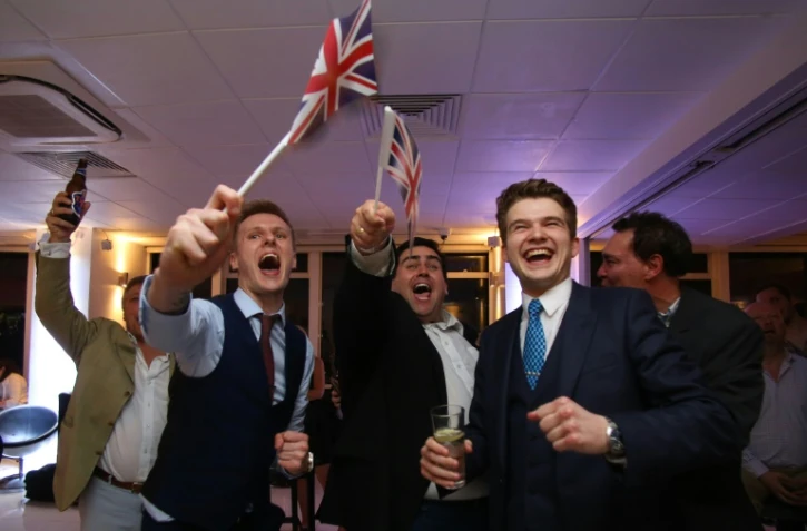 Des partisans d'une sortie du Royaume-Uni de l'Union européenne agitent des drapeaux britanniques à Londres, le 24 juin 2016