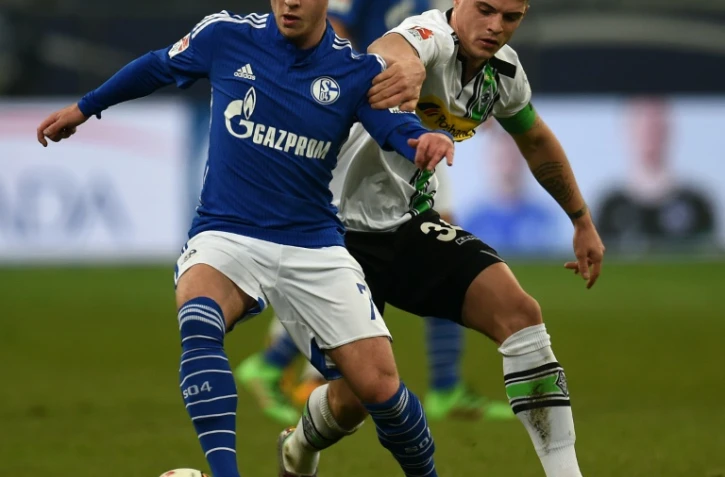 Max Meyer, le 18 mars 2016 face au Suisse de Mönchengladbach Granit Xhaka lors du match de Bundesliga à Gelsenkirchen (ouest de l'Allemagne)