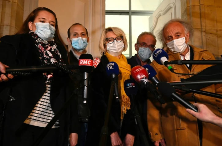 La soeur et le beau-frère d'Alexia Daval, Stéphanie et Gregory Gay, ses parents Isabelle et Jean-Pierre Fouillot et l'avocat de la famille d'Alexia, Gilles-Gilles Portejoie, à Vesoul le 19 novembre 2020