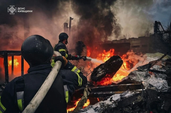 Photo diffusée par le service d'urgence de l'État ukrainien, le 13 novembre 2024,, montrant des pompiers luttant contre un incendie après une attaque russe à Brovary, près de Kiev