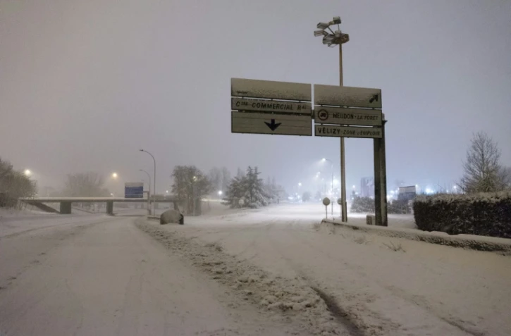 La route principale N118 enneigée et déserte près de Vélizy-Villacoublay, le 7 février 2018 après sa fermeture suite à de fortes chutes de neige pendant la nuit